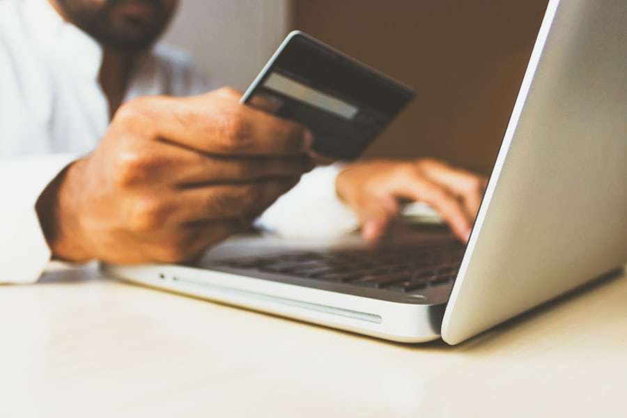 Ponsel dan kartu pembayaran digital di atas meja