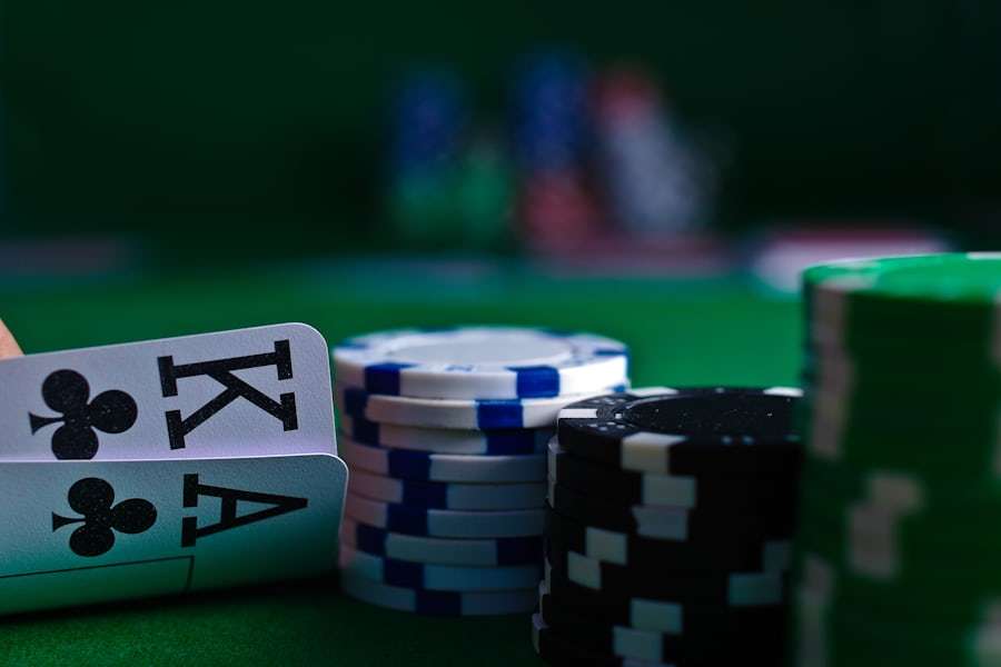Kartu remi dan tumpukan chip di atas meja