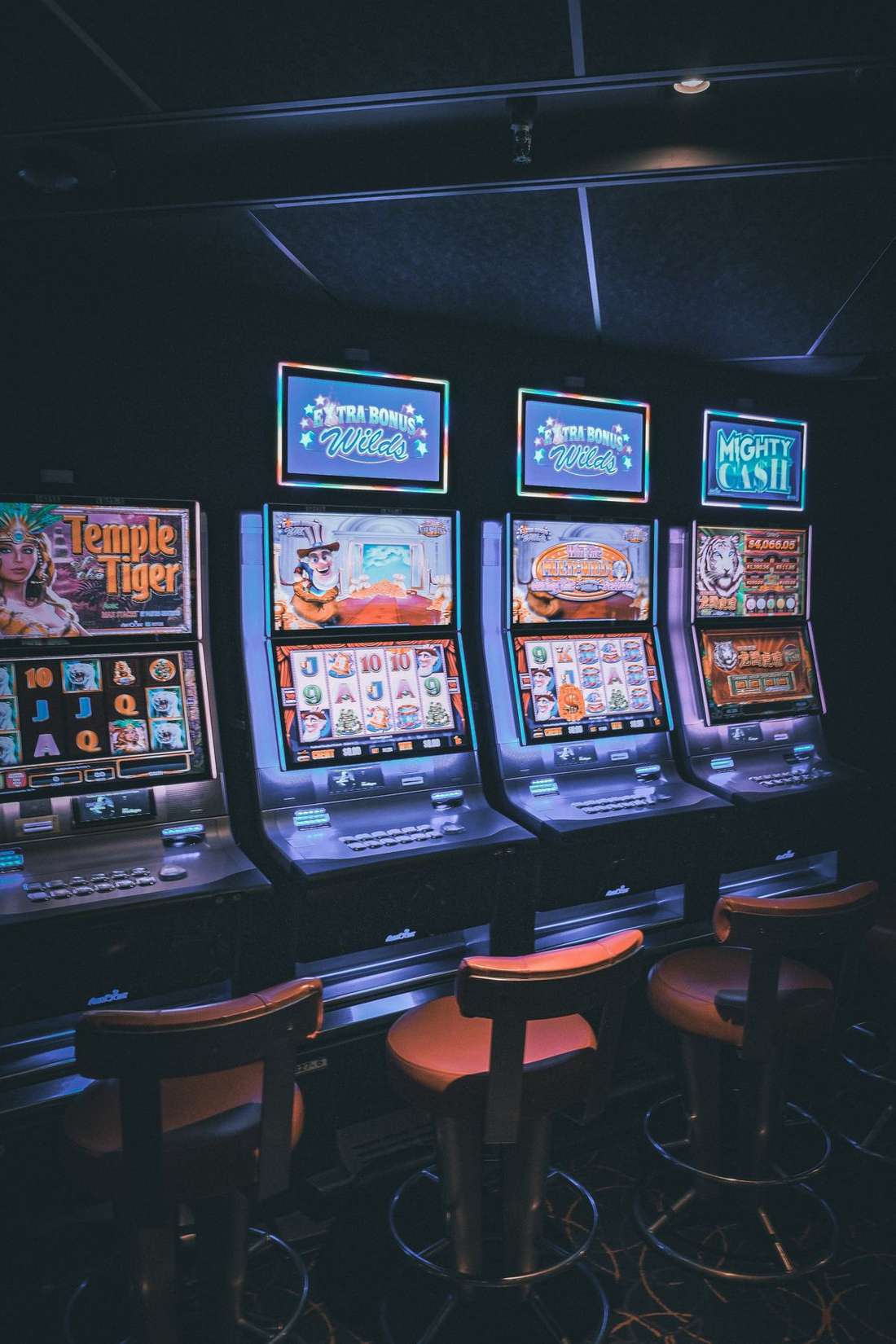 Barisan mesin slot di lantai permainan
