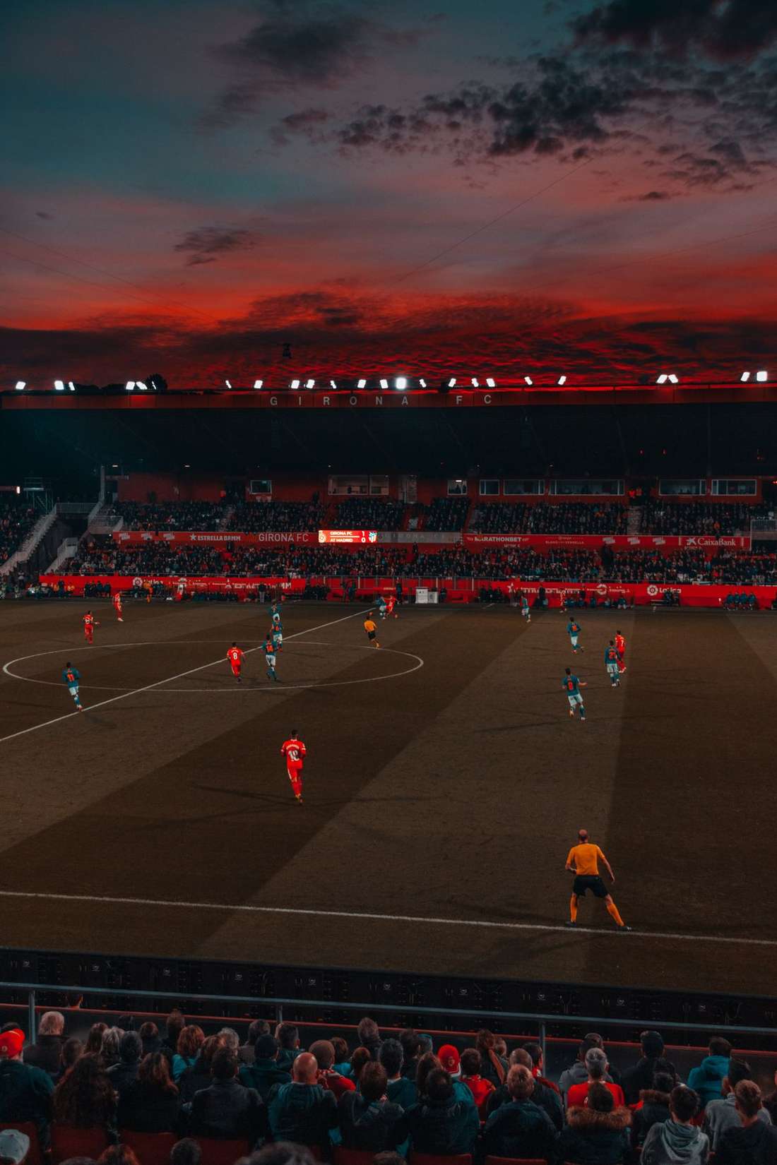 Stadion sepak bola saat matahari terbenam